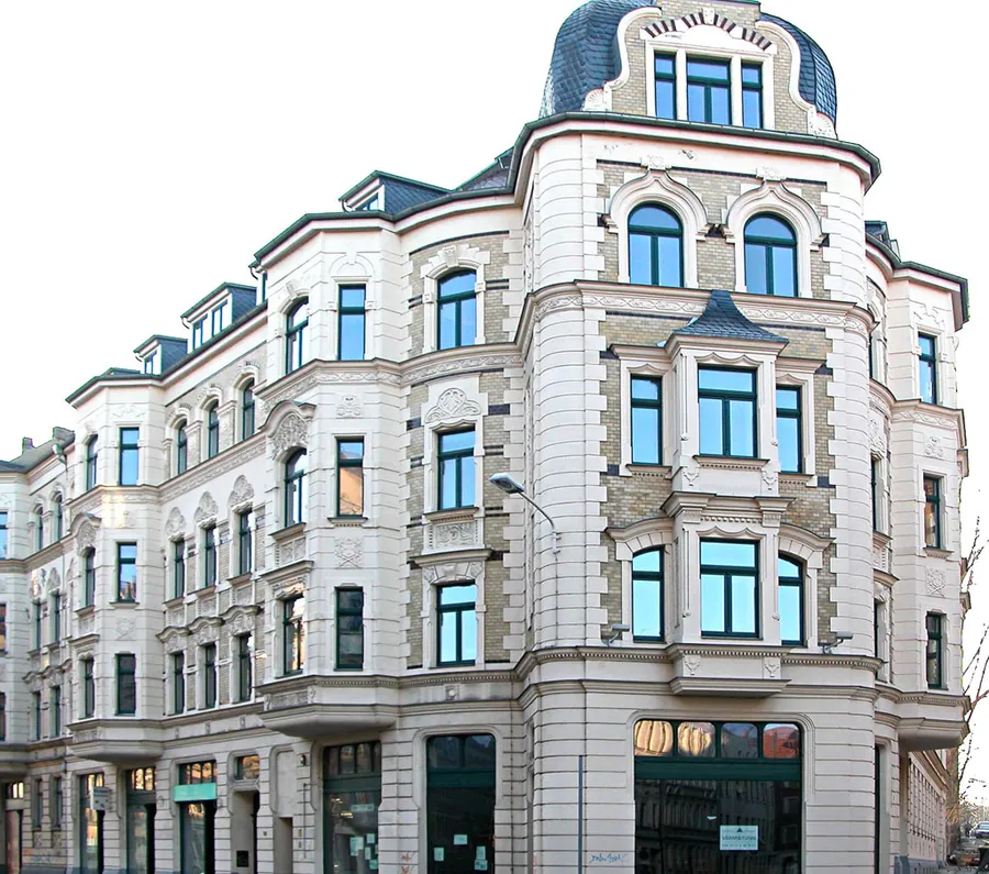 Historisches Eckhaus mit rekonstruierten Holzfenstern