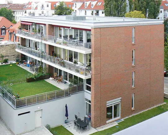 Mehrgeschossiges Gebäude mit Holzfenstern