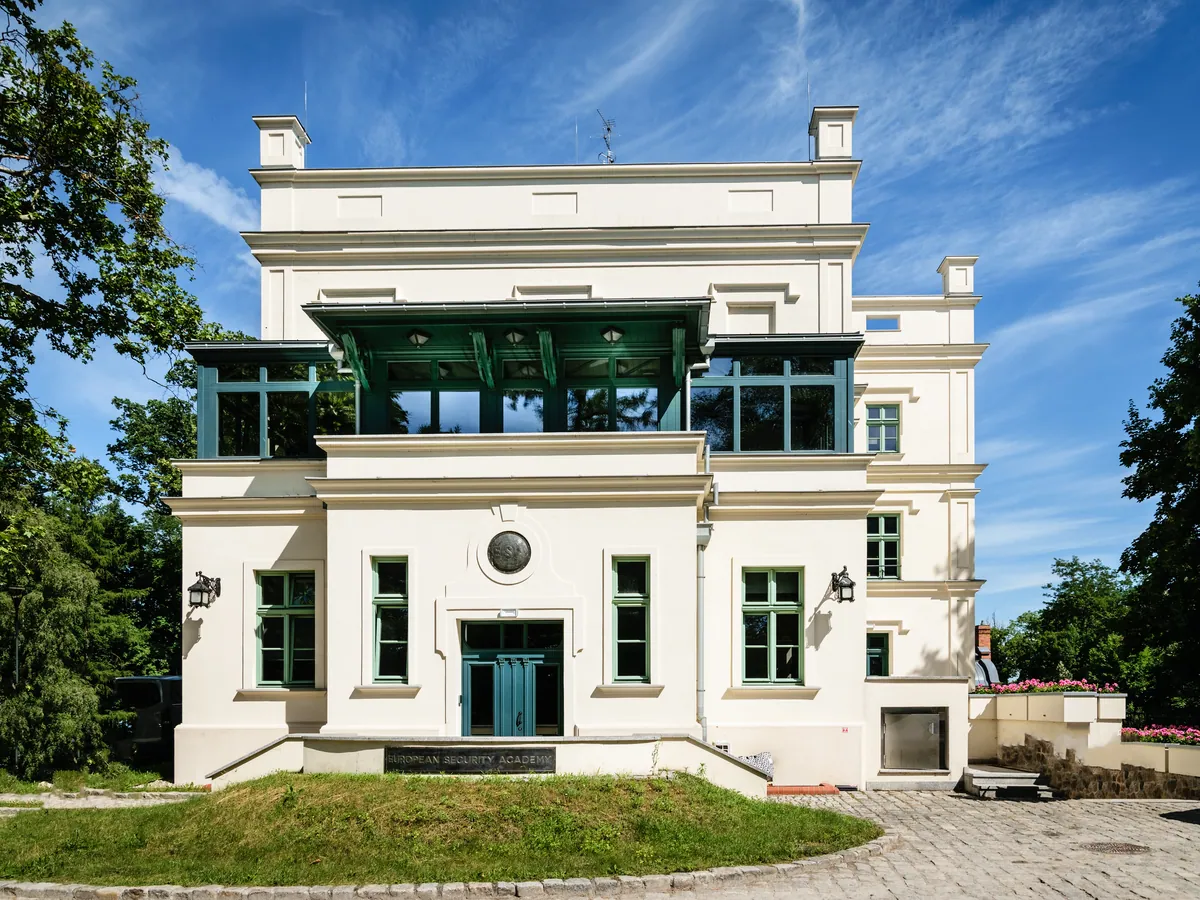 Palais mit Wintergarten und Holzfenstern